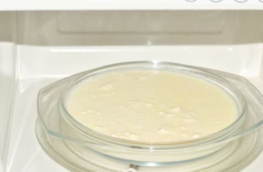 1. Этап. Творог в микроволновке: Простоквашу перелейте в подходящую посуду и поставьте в микроволновку.