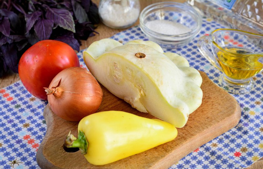 1. Этап. Салат из патиссонов на зиму: Подготовьте продукты для приготовления салата из патиссонов на зиму.