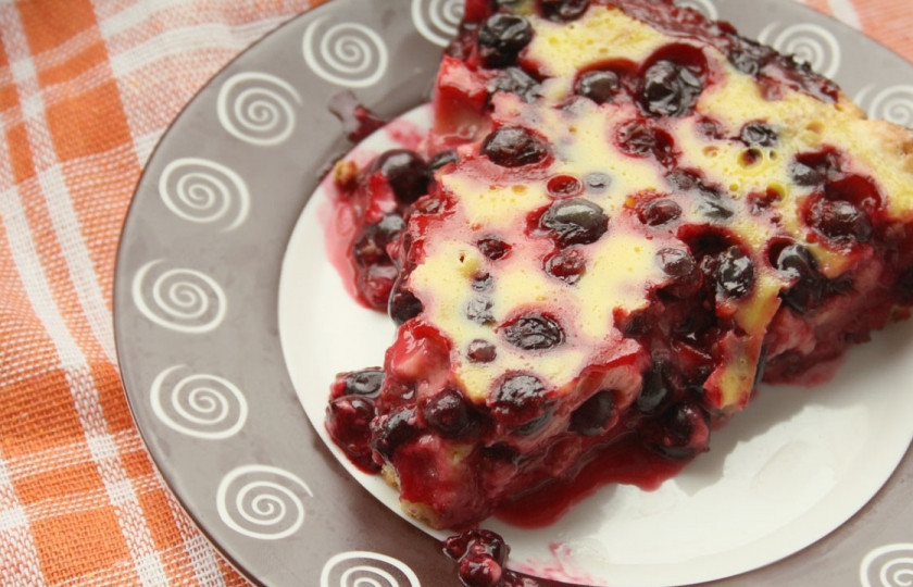 1. Этап. Заливной ягодный пирог: 6. Когда пирог будет готов (об этом скажет румяная корочка и золотистый цвет поверхности пирога), его можно доставать, даем ему немного постоять, после чего нарезаем и подаем к столу.