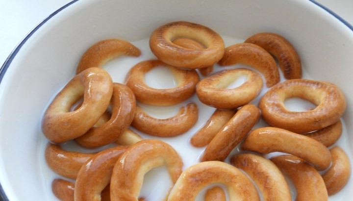 1. Этап. Закусочные бублики: Замочите бублики в молоке минут на 10-15.