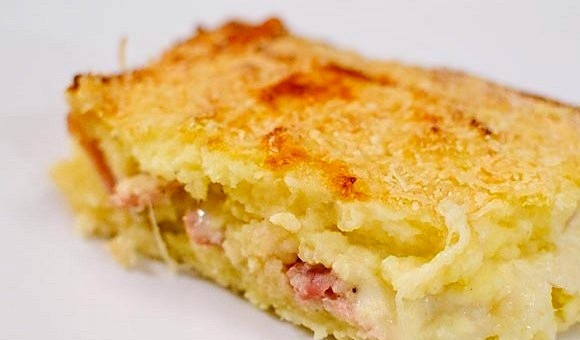 1. Этап. Закусочный картофельный пирог: 7. Покройте еще одним слоем картофельного пюре, выровняйте поверхность, посыпьте сухарями, разложите небольшие кубики сливочного масла. Запекайте пирог в предварительно разогретой до 200 градусов духовке до золотисто-коричневого цвета, около 30-40 минут. Дайте пирогу остыть в течение 5 минут и подавайте на стол!