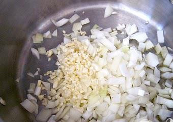1. Этап. Быстрая Хана Масала: Нарезать лук и чеснок. Обжарить лук и чеснок в большой кастрюле на оливковом масле на среднем огне до мягкости (3-5 минут).