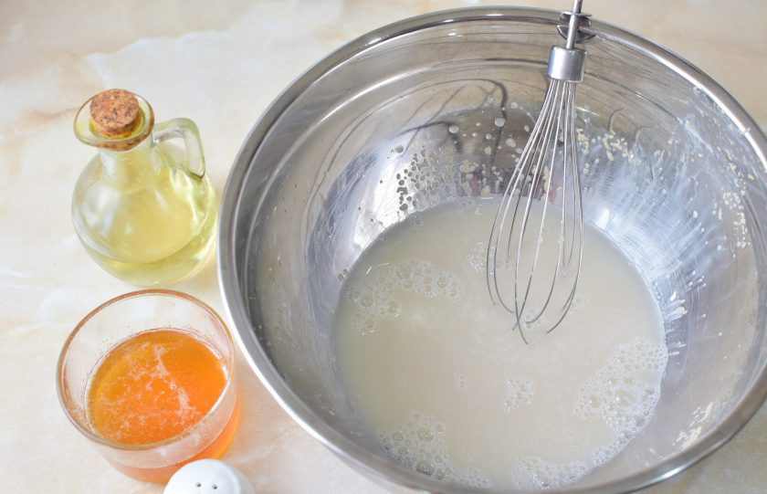 1. Этап. Пшенично-гречневый хлеб: Затем вмешайте соль, растительное масло и жидкий мёд. Если мёд засахаренный, то можно погреть его в микроволновой печи.