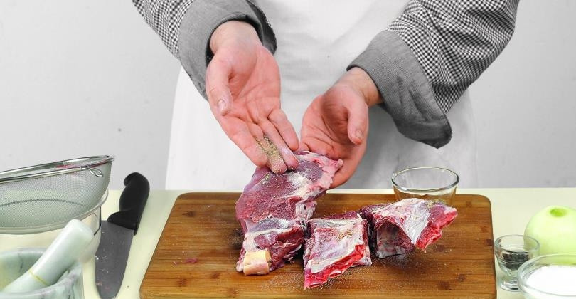 1. Этап. Бараньи ребрышки на гриле: Получившиеся кусочки бараньих ребер натрите смесью из соли и белого перца. Затем полейте оливковым маслом и поставьте мариноваться в холодильник на пару часов, а лучше всего — на всю ночь.