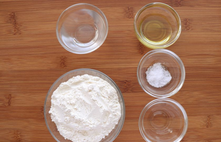 1. Этап. Вытяжное тесто для штруделя: Подготовьте ингредиенты, вода для теста должна быть теплой.