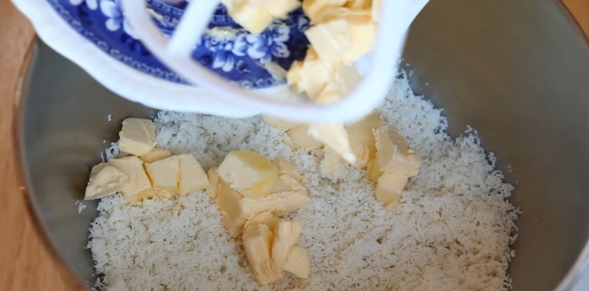 1. Этап. Творожное печенье Розочки: 2. Творог перетрите через сито, добавьте к нему размягченное масло и перемешайте.