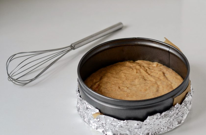 1. Этап. Постный морковный торт: Влейте тесто в форму. Выпекайте в заранее разогретой до 180 градусов духовке 40-50 минут.