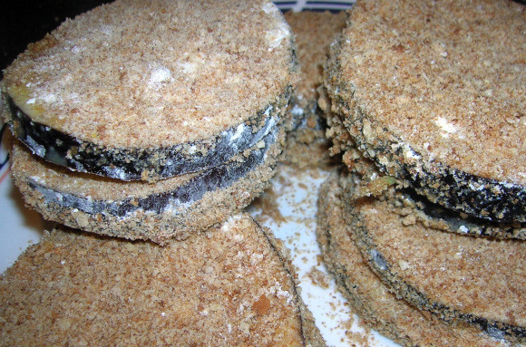 1. Этап. Баклажаны с сыром и чесноком: 5. Яйца взбейте венчиком в широкой миске. Приготовьте также тарелку с мукой и с панировочными сухарями. Каждый 