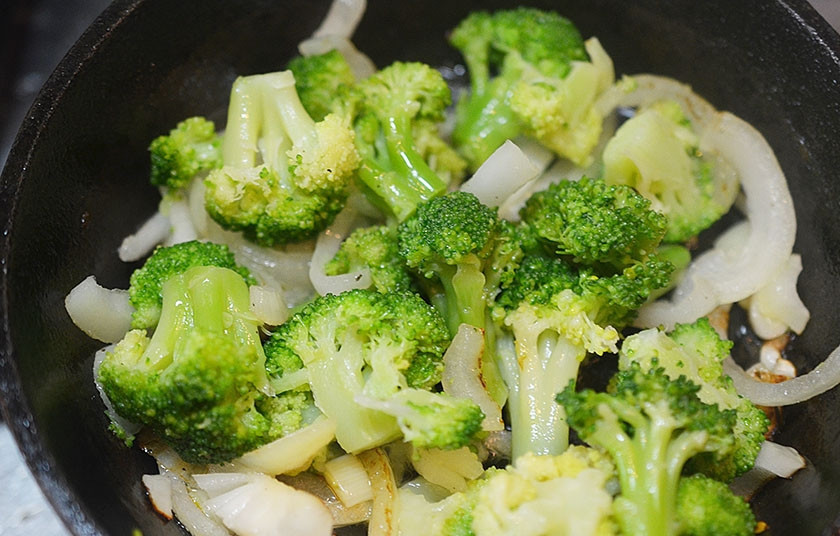 1. Этап. Фриттата с брокколи и сладким перцем: 7. Добавьте брокколи, обжаривайте 1 минуту.