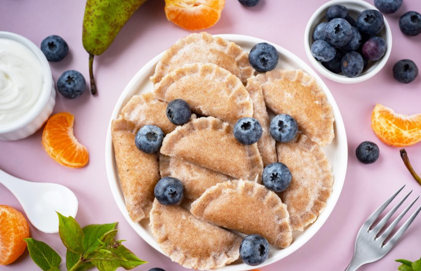 1. Этап. Диетические вареники: Подавайте диетические вареники к столу горячими с ягодами и фруктами по желанию.