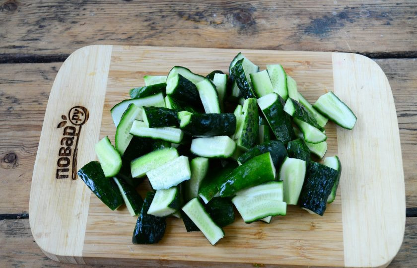 1. Этап. Огурцы по-корейски на зиму (простой рецепт): Огурцы сначала разрежьте пополам поперек, а затем каждую половинку разрежьте вдоль на 4 части. Из каждого огурца должно получиться 8 кусков.