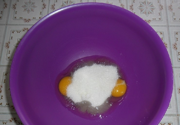 1. Этап. Легкий и вкусный тортик на кефире: В глубокой миске разотрите яйца с сахаром.