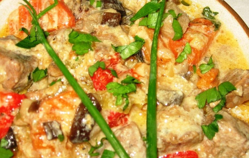 1. Этап. Гуляш из говядины с грибами: Теперь накрываем сковороду крышкой и тушим гуляш на медленном огне в течение 20 минут, после чего огонь выключаем и посыпаем готовое блюдо измельченной свежей зеленью. Приятного всем аппетита!