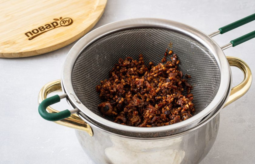 1. Этап. Напиток из шиповника: Процедите напиток через сито.