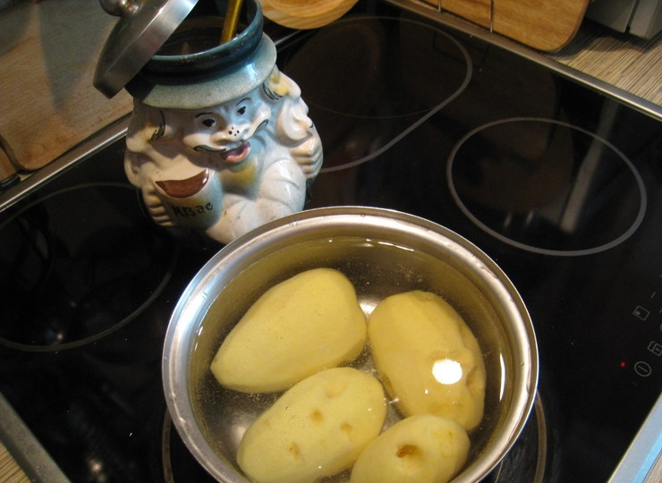 1. Этап. Селедка с картошкой: Так как многие любят, чтоб картофель был теплым, то овощи, соответственно, варим в последнюю очередь перед самой подачей к столу.