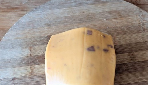 1. Этап. Сэндвич «Патти Мелт» с индейкой: Накрываем ещё ломтиком сыра.