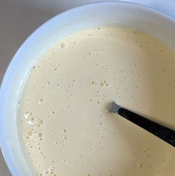 1. Этап. Вафли из творожного сыра: Добавить просеянную муку, венчиком хорошо перемешать, чтобы не было комков. Тесто получается жидким, чуть гуще, чем на блины.