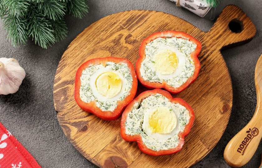 1. Этап. Новогодняя закуска Взгляд дракона: Уберите перцы в морозилку на 15-20 минут. Затем достаньте и нарежьте острым ножом.