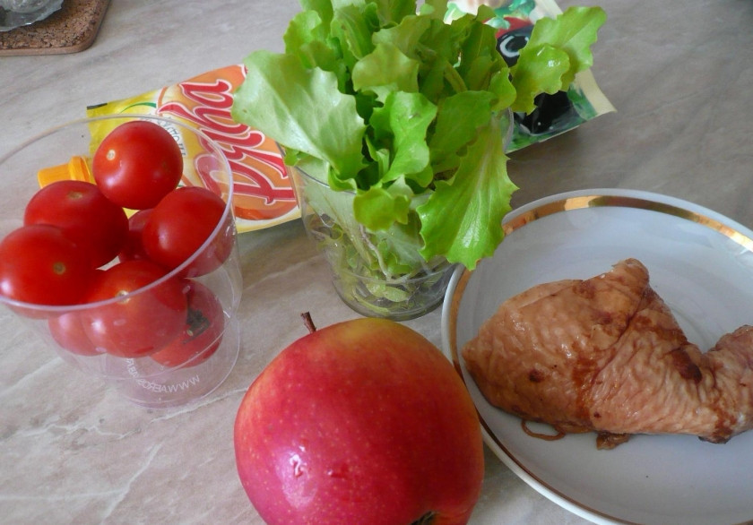 1. Этап. Салат с копченым мясом: Подготовьте ингредиенты.