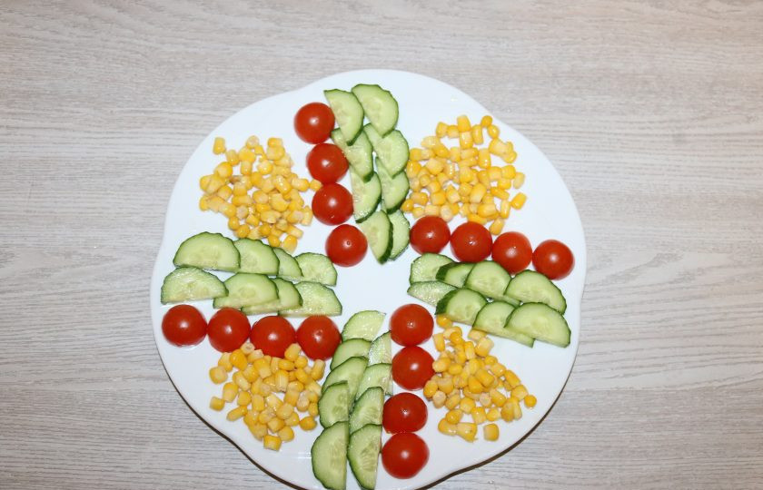 1. Этап. Салат с куриной грудкой и помидорами: На свободное место выложите кукурузу. Центр оставьте свободным.