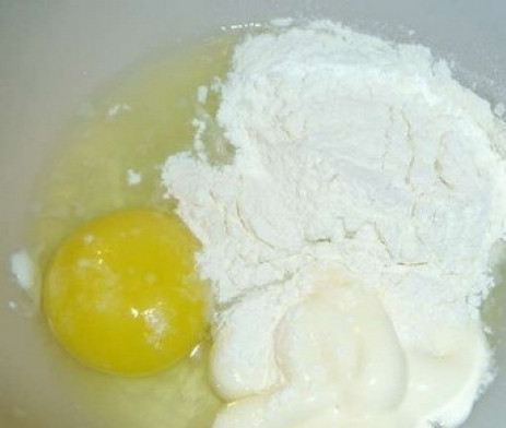 1. Этап. Цветная капуста в майонезе: 2. Делаем кляр традиционным способом: взбиваем вручную яйцо, добавляем майонез и муку. Взбиваем все до однородного состояния.