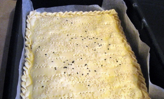 1. Этап. Пирог с красной рыбой из слоеного теста: Накройте пирог вторым раскатанным куском теста. Хорошенько защипните края, чтобы пирог не 