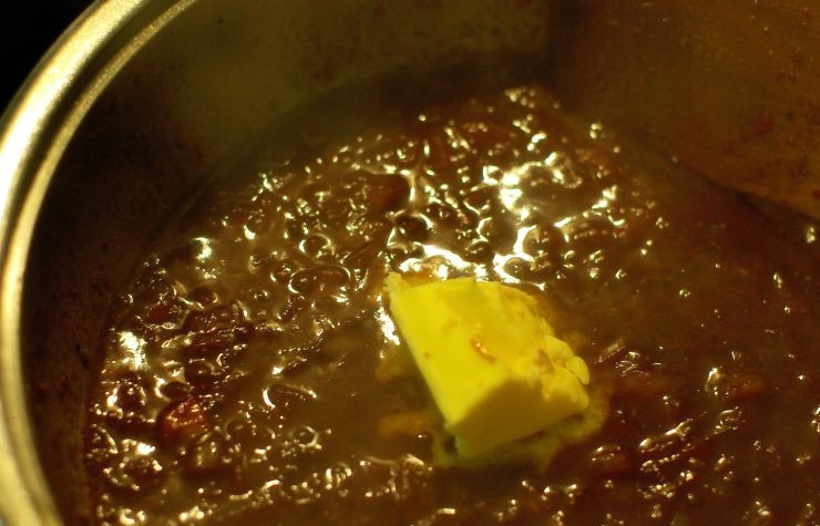 1. Этап. Корейка запеченная: В это же время в соус добавляем холодное сливочное масло и убавляем огонь до минимума.