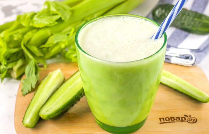 1. Этап. Смузи из огурца и сельдерея: Перелейте приготовленный смузи из огурца и сельдерея в стаканы, чашки и сразу же подайте к столу. Такие напитки дегустируются сразу же после приготовления, пока они не расслоились.