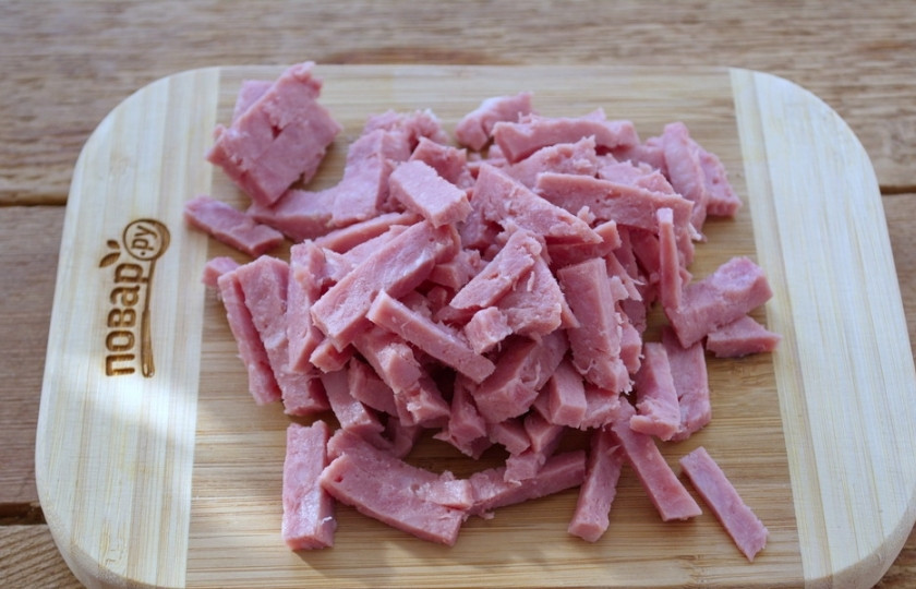 1. Этап. Салат с ветчиной Пятерка: Для приготовления салата нарежьте ветчину соломкой. Если ваша ветчина в натуральной оболочке, снимите ее предварительно. Не стоит оставлять оболочку, даже если она натуральная.