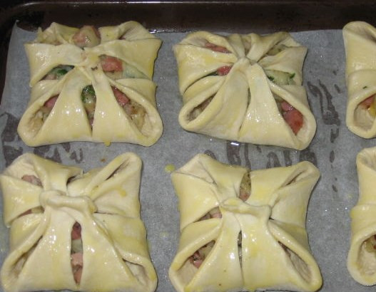 1. Этап. Хачапури с ветчиной и сыром: Лепим конвертики, выкладываем на пергамент или смазанный противень. Выпекаем в разогретой духовке минут 30.