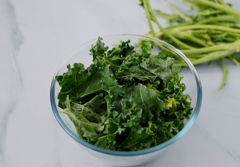 1. Этап. Чипсы из кейла: Кейл помойте, обсушите. Затем удалите жесткую ножку, оставив только листья. Разорвите их на подходящие кусочки.