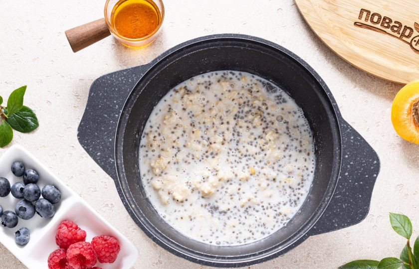 1. Этап. Каша овсяная с семенами чиа: Влейте молоко, добавьте сахар и все перемешайте. Варите кашу еще 5-6 минут на медленном огне.