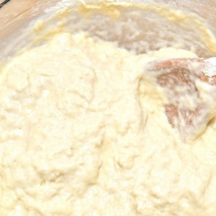 1. Этап. Французский багет: 4. Постепенно, постоянно помешивая, введите в смесь оставшуюся воду. Можно использовать миксер.