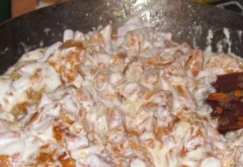 1. Этап. Лисички по-французски: 2. Добавим муку, обжарим еще немного, затем вливаем сметану. Добавим специи (например, прованские травы), тушим смесь, пока не загустеет.