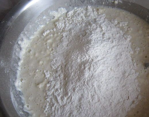 1. Этап. Блинчики на сухих дрожжах: 3. Выливаем опару, когда она подойдет, в глубокую емкость, добавляем остальные ингредиенты и замешиваем тесто.