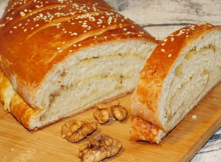 1. Этап. Белый хлеб с сыром и орехами: Готовый хлеб остудите в полотенце и подавайте к столу. Приятного аппетита!