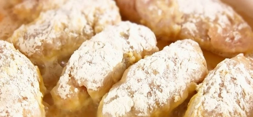 1. Этап. Куриные рулетики на сковороде: 3. Перед жаркой обмокните рулет сначала в слегка взболтанное яйцо, а затем в муку. Обжарьте до золотистого цвета с двух сторон на разогретой на среднем огне сковороде с растительным маслом.