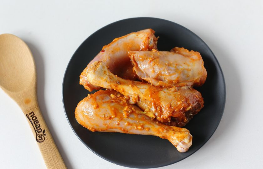 1. Этап. Курица на рисовой подушке: Курицу нарежьте на части, натрите солью и специями, добавьте 1-2 ст.л. растительного масла и оставьте на 30 минут. У меня курица домашняя и я кожу сняла, так как она достаточно жесткая, но вы можете оставить.