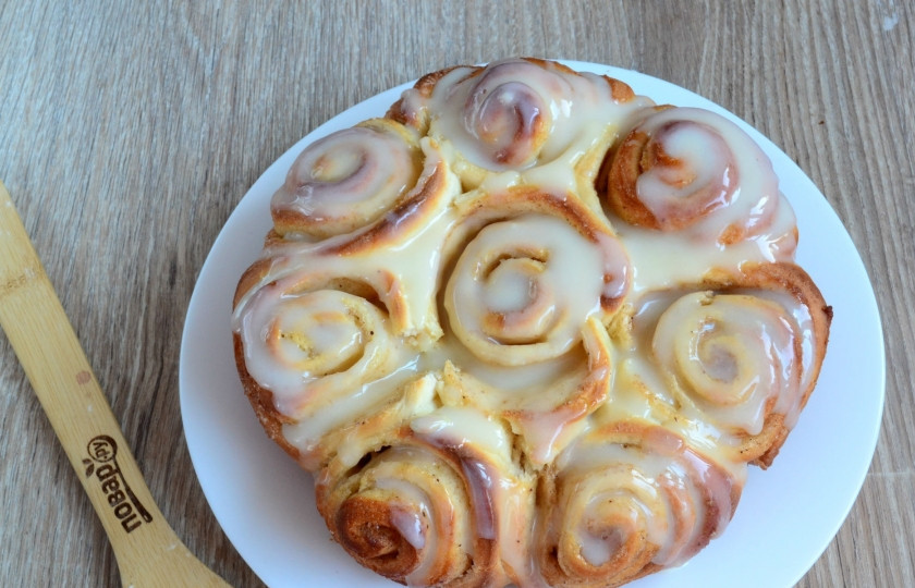 1. Этап. Булочки Синнабон (правильный рецепт 100%): Полейте готовые классические булочки синнабон помадкой. Поскольку булочки еще горячие, помадка будет таять, растекаясь по их поверхности и проникая между слоями синнабонов.