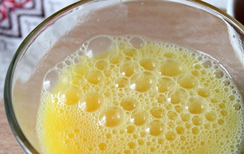 1. Этап. Бульон с омлетом: 4. Пока варится бульон можно заняться омлетом. Яйца вбить в мисочку и взбить со щепоткой соли. Добавить молоко и при желании щепотку перца.