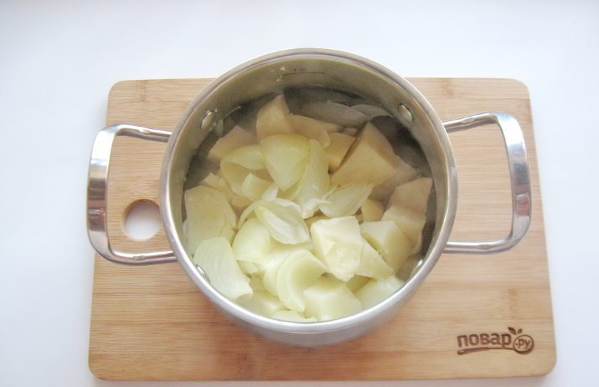 1. Этап. Луковое пюре: Когда вода в кастрюле закипит, всыпьте соль по вкусу. Варите овощи до готовности. После воду слейте.