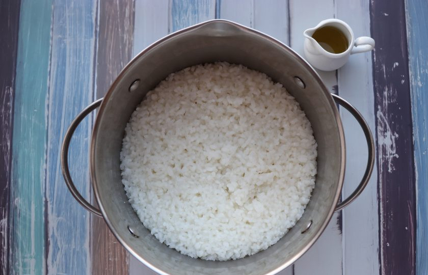 1. Этап. Кимбап: В первую очередь приготовьте рис. Рис нужно несколько раз промыть в холодной воде. Затем залить 250 мл холодной воды, довести до кипения, перемешать и варить под крышкой до готовности. Готовому рису дайте постоять под крышкой 15 минут, посолите и заправьте кунжутным маслом.