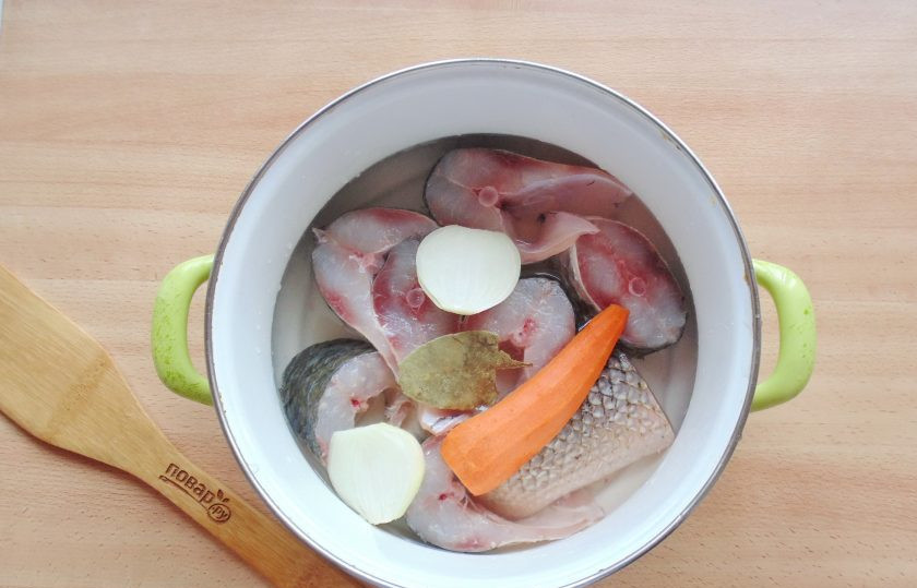 1. Этап. Заливное из пеленгаса: Выложите лавровый лист.