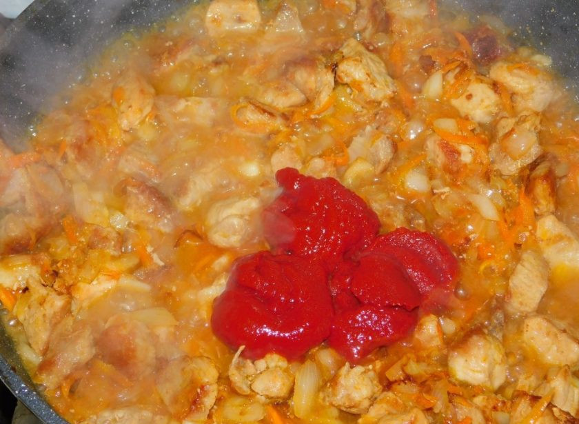 1. Этап. Мясная поджарка из свинины: Затем добавьте к мясу томатную пасту и соевый соус. Накройте крышкой и тушите на маленьком огне минут 20-30, чтобы мясо стало мягким. При необходимости подлейте немного воды.