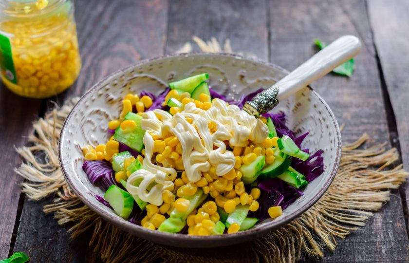 1. Этап. Салат с красной капустой и кукурузой: Заправьте салат майонезом, перемешайте все и подавайте салат к столу.