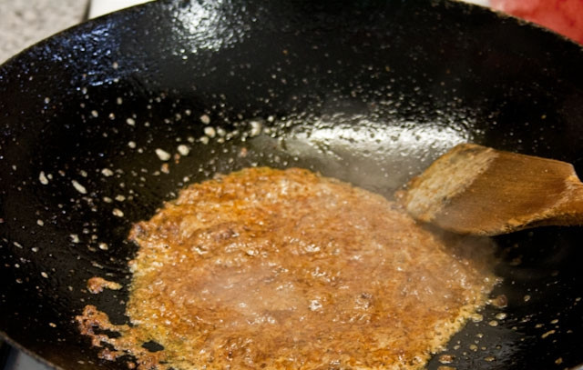 1. Этап. Пананг Гай: 3. Отделите от кокосового молока сливки, отправьте их в сотейник или на сковороду и доведите до кипения. Добавьте пасту карри, растворите ее. Держите на среднем огне, постоянно помешивая, примерно минуту.