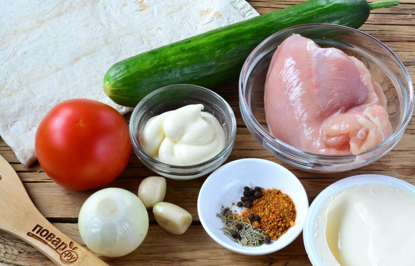 1. Этап. Шаверма с пикантной курочкой и чесночным соусом: Подготовьте все необходимые ингредиенты.