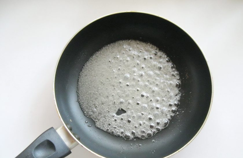 1. Этап. Курица в кисло-сладком луковом соусе: Налейте немного воды, поставьте сковороду на огонь и нагревайте до полного растворения сахара, постоянно помешивая.