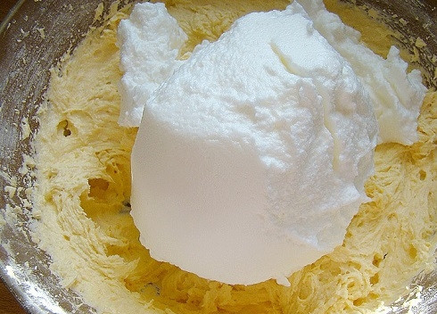 1. Этап. Лимонник пирог: Добавляем белки к тесту и аккуратно перемешиваем ложкой до однородности.