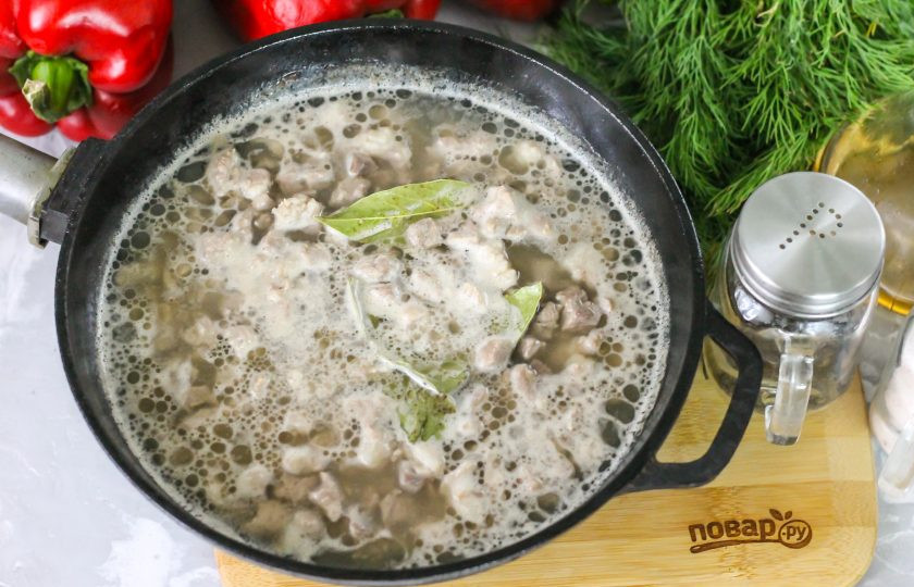 1. Этап. Фаршированные гогошары: Влейте кипяток, чтобы он полностью покрыл мясо и потушите около 20 минут, чтобы оно стало мягким. Добавьте лавровые листья.